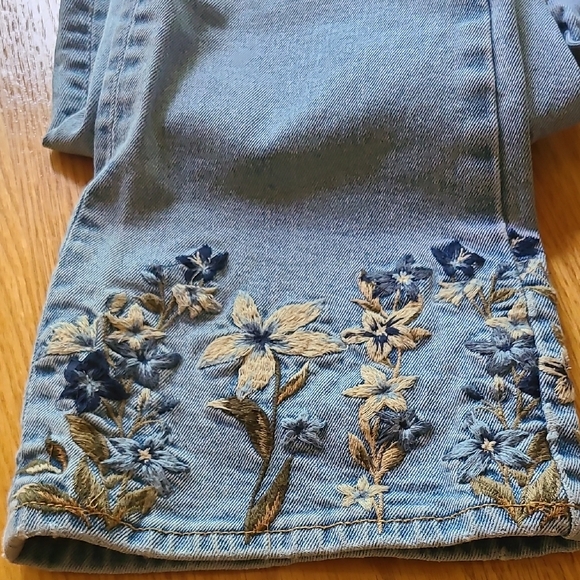 Driftwood Embroidered Floral Cropped Jeans - Picture 4 of 11